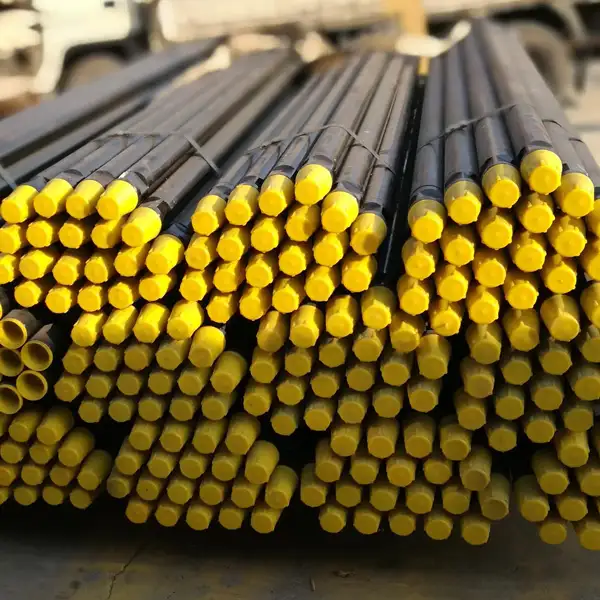 أنبوب الحفر ثقيل ، أنبوب سلس يوفر الدوران لتدوير سائل الحفر. يساعد الأنبوب على ضخ سائل الحفر في الحلقة.